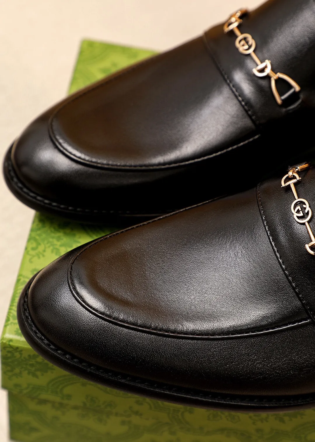 Men's shoes 💰400 💐 Product trademark: GUCCI "Gucci" casual leather shoes Regular size: 39-44 (38.45.46🉑️Customized) Product materials: Selected imported first-layer calfskin upper + luxury hardware buckle, imported 🐑 sheepskin lining. Strong three-dimensional visual effect, original combination outsole Color: 1⃣️color optional